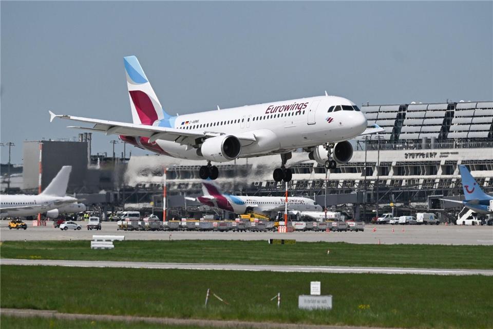 Vom Stuttgarter Flughafen brechen jedes Jahr Million Reisende aus Baden-Württemberg in den Urlaub auf. (Archivbild)Bernd Weißbrod/dpa