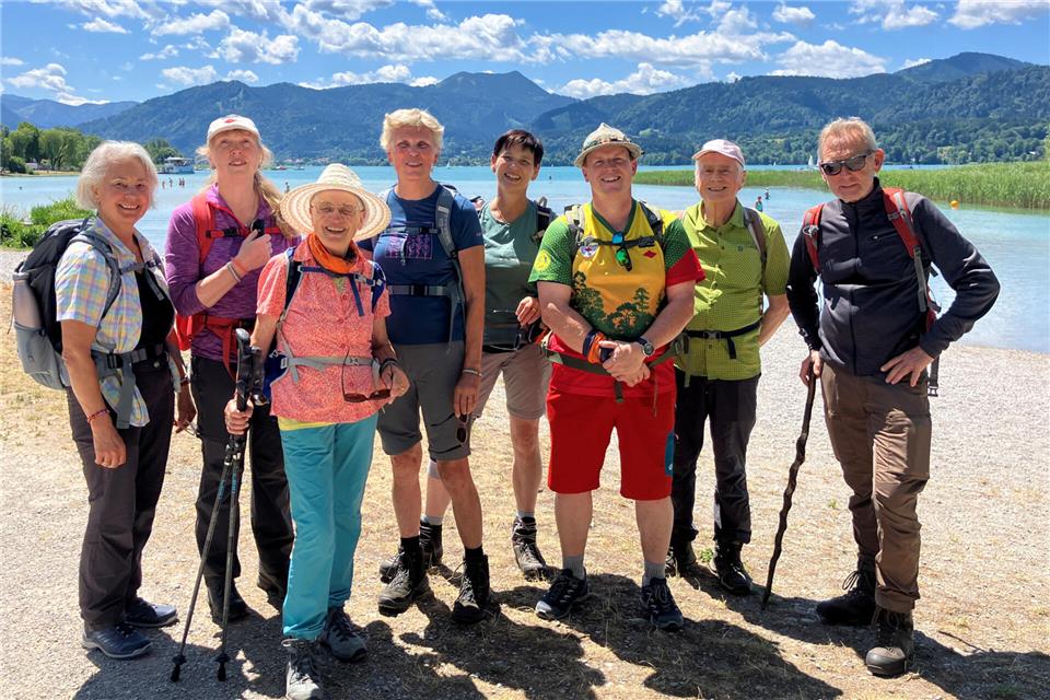 Vom Tegernsee aus ist die Gruppe um Wanderführer Christian Ostgathe (3. von rechts) gestartet, um die Alpen zu überqueren. Cäcilia Rösing (2. von links) hat vor allem die Naturkulisse beeindruckt.