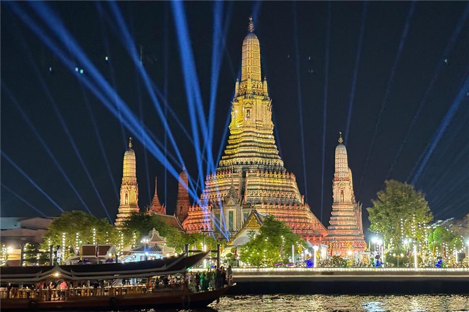 Vom Wasser aus und illuminiert am schönsten: die an sich schon imposante Anlage des Wat Arun.Carola Frentzen/dpa