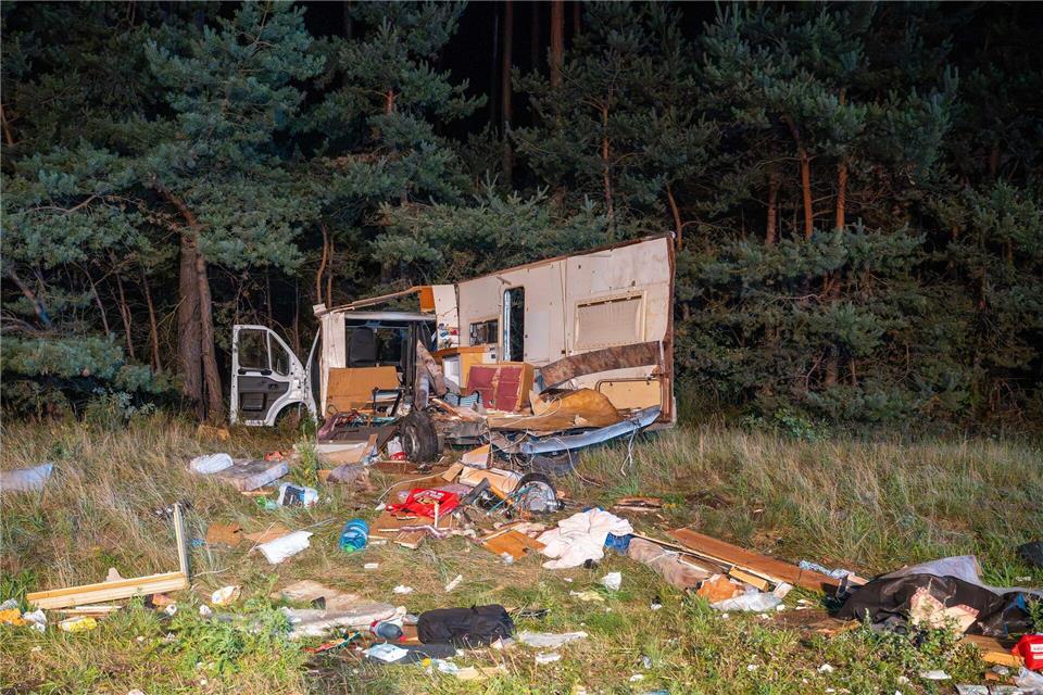 Vom Wohnmobil bleibt ein Trümmerhaufen zurück.Lars Haubner/NEWS5/dpa