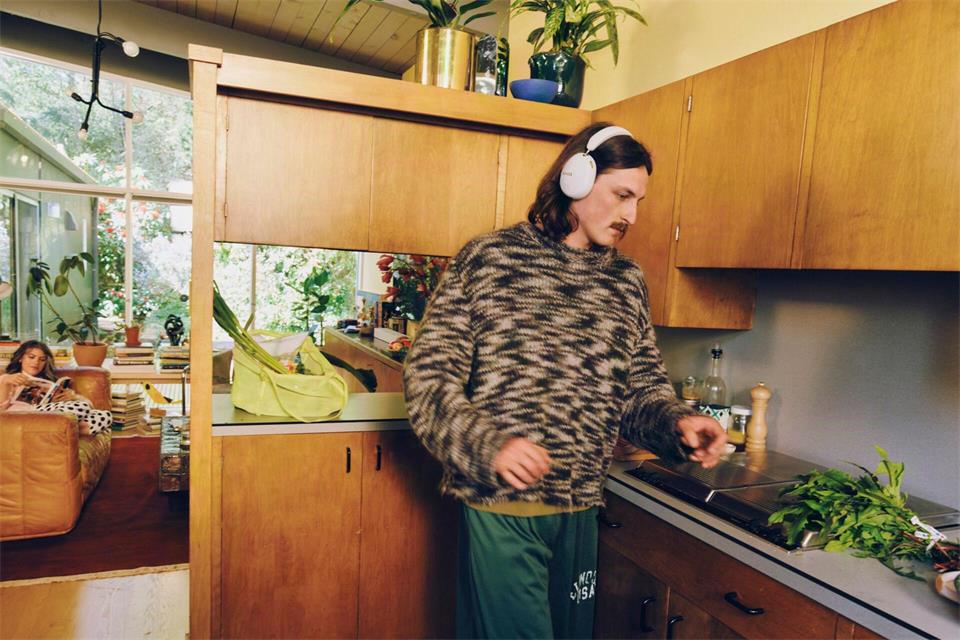Vom Wohnzimmer-Speaker direkt auf die Ohren: Sonos ermöglicht künftig das nahtlose Umschalten von Lautsprechern auf Kopfhörer.Heather Sten/Sonos/dpa-tmn