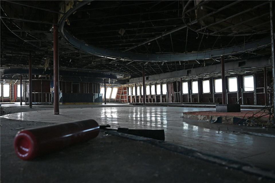 Vom ehemaligen Speisesaal auf dem Schiff ist bereits nichts mehr erkennbar.Markus Lenhardt/dpa