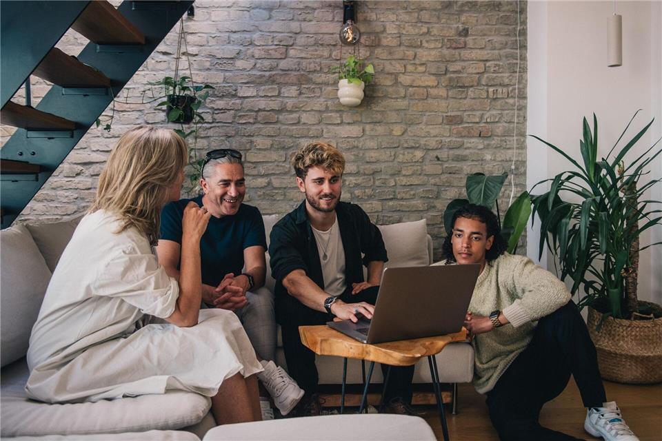Vom eigenen Umfeld in Sachen Geldanlage beraten lassen? Das ist eher keine gute Idee.picture alliance / dpa-tmn