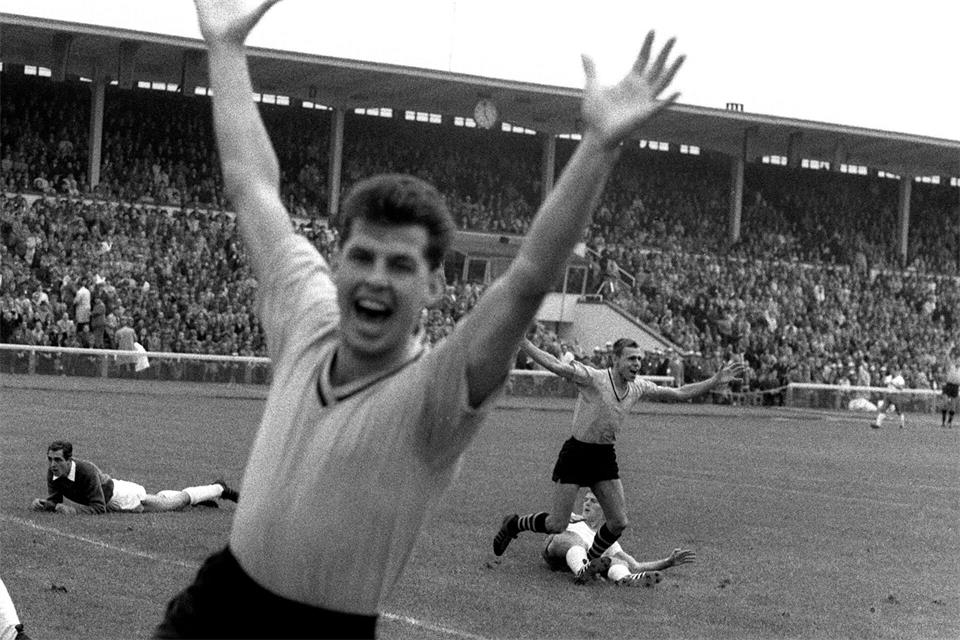 Vom ersten Tor der Bundesliga-Geschichte durch Dortmunds Timo Konietzka gibt es nur ein Jubel-Foto mit dem Torschützen (hinten, r) und seinem Teamkollegen Lothar Emmerich. (Archivbild)Tell/dpa