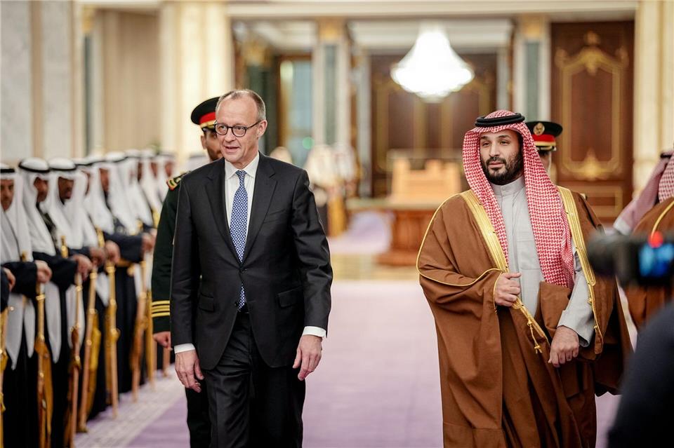 Vom geächteten Herrscher zum begehrten Partner: Merz und der saudische Kronprinz.Kay Nietfeld/dpa