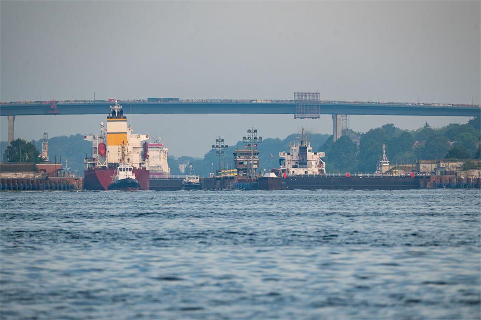 Vom kommenden Jahr an müssen Sportboote auf dem Nord-Ostsee-Kanal keine Nutzungsgebühr mehr bezahlen. (Symbolbild)Jonas Walzberg/dpa