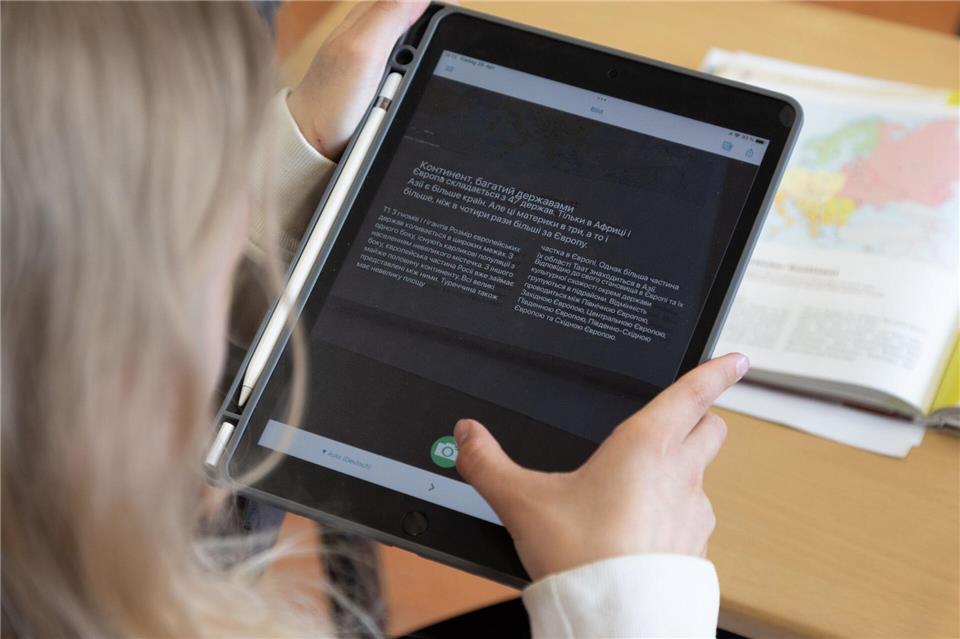 Vom kommenden Schuljahr an sollen alle Siebtklässlerinnen und Siebtklässler ein Tablet bekommen. (Archivbild)Friso Gentsch/dpa