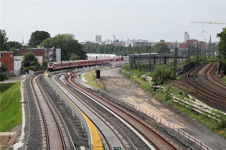 Vom neuen Fern- und Regionalbahnhof Altona ist bislang wenig zu sehen.Christian Charisius/dpa