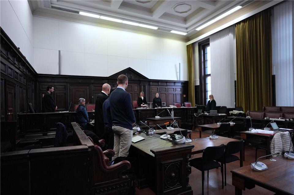 Vom schwersten Vorwurf, einen 60-Jährigen dauerhaft in Koma geschlagen zu haben, wurde der Angeklagte freigesprochen. (Archivbild) Marcus Brandt/dpa