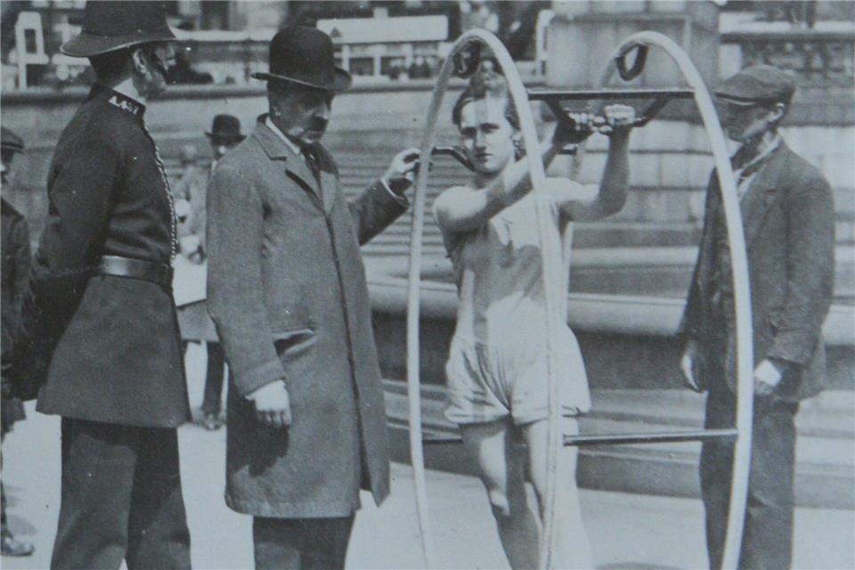 Vom unterfränkischen Schönau aus rollte das Rhönrad aus um die Welt. Drei Jahre nach der Patentierung präsentierte Fritz Feick, der Sohn des Erfinders Otto Feick, das Turngerät in London. ---/Anita Zirkelbach,Gemeinde Schönau/dpa