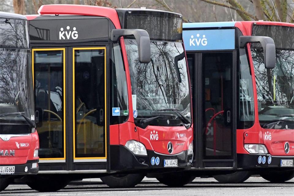 Vom zweitägigen Warnstreik betroffen sind die öffentlichen Busunternehmen in Kiel (KVG), Lübeck (Stadtverkehr Lübeck), Flensburg (Aktivbus) und Neumünster (SWN). (Symbolbild)Carsten Rehder/dpa
