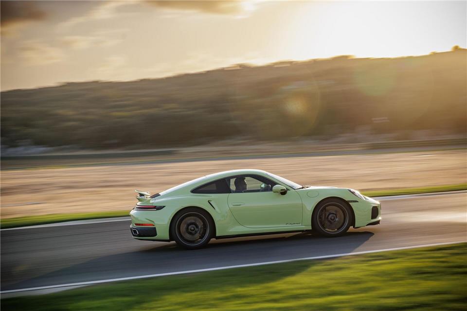 Neuer 911 Turbo S: Porsches bislang stärkster Straßen-Elfer  Von 0 auf 100 km/h in nur 2,5 Sekunden: Porsche präsentiert mit dem neuen 911 Turbo S das bislang stärkste Serienmodell der Baureihe.Daniel Wollstein/Porsche/dpa-tmn