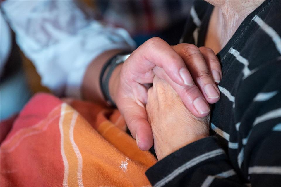 Von 2004 bis 2024 ist die Zahl der infolge einer Parkinson-Erkrankung Gestorbenen in Thüringen gestiegen. (Symbolbild)Bernd Thissen/dpa