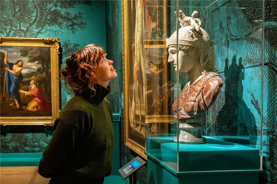 Von Angesicht zu Angesicht: Eine Besucherin der Ausstellung „The Grand Tour“ schaut der Gottheit Roma ins Gesicht.Mauritshuis/dpa-tmn