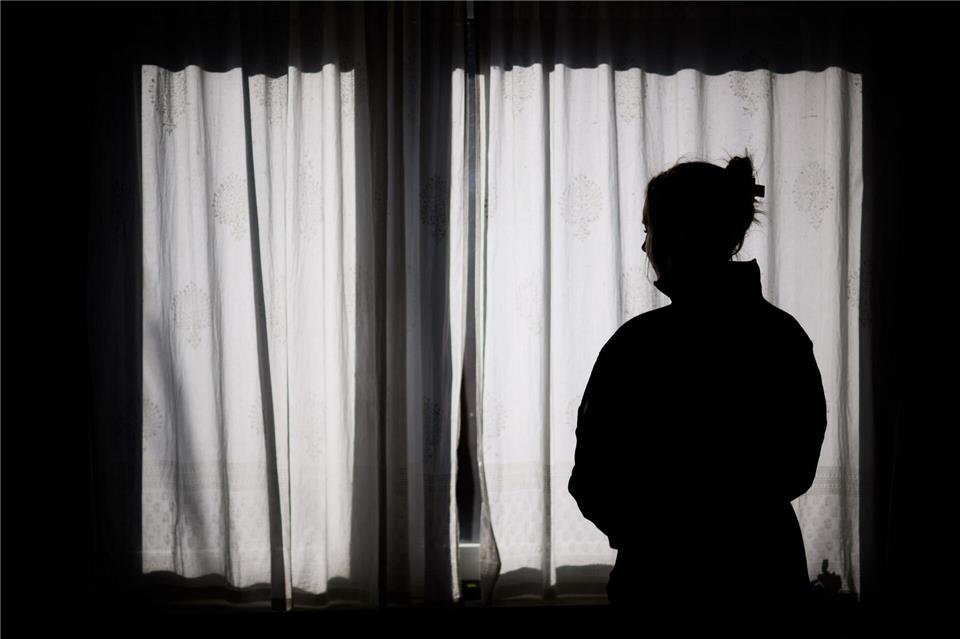 Von Angststörungen sind in Rheinland-Pfalz vor allem jugendliche Mädchen betroffen. (Symbolbild)Julian Stratenschulte/dpa