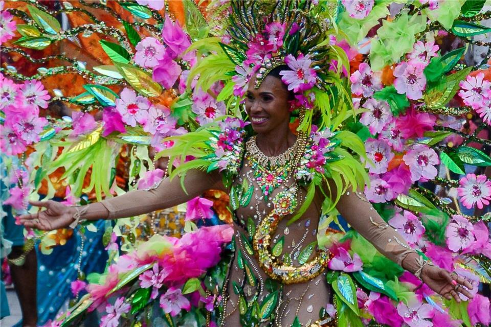 Von Blüten umrankt: Teilnehmerin beim Karneval in Philipsburg.Ralf Johnen/dpa-tmn