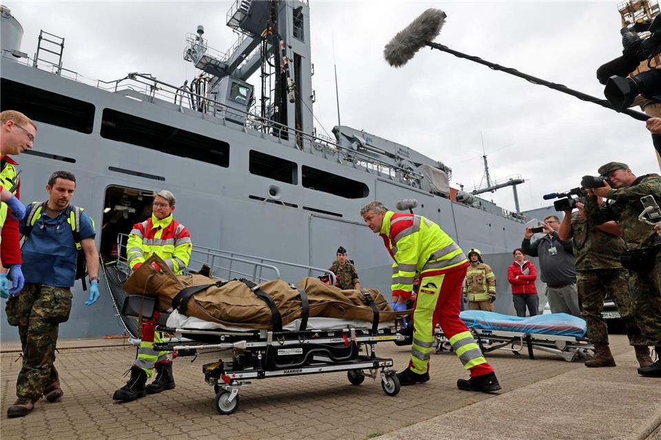 Von Bord an Land - die Feuerwehr übernimmt bei einer Simulation Verletzte.Bernd W�stneck/dpa