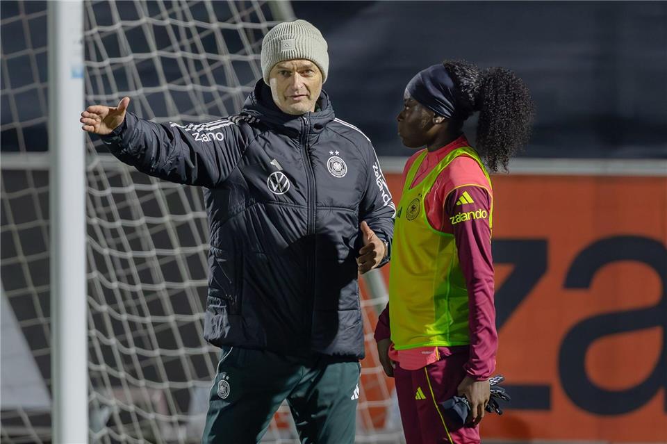 Von Ex-Stürmer zu Stürmerin: Bundestrainer Christian Wück sprach nach dem Auftakttraining noch auf dem Platz mit Nicole Anyomi.Jürgen Kessler/dpa
