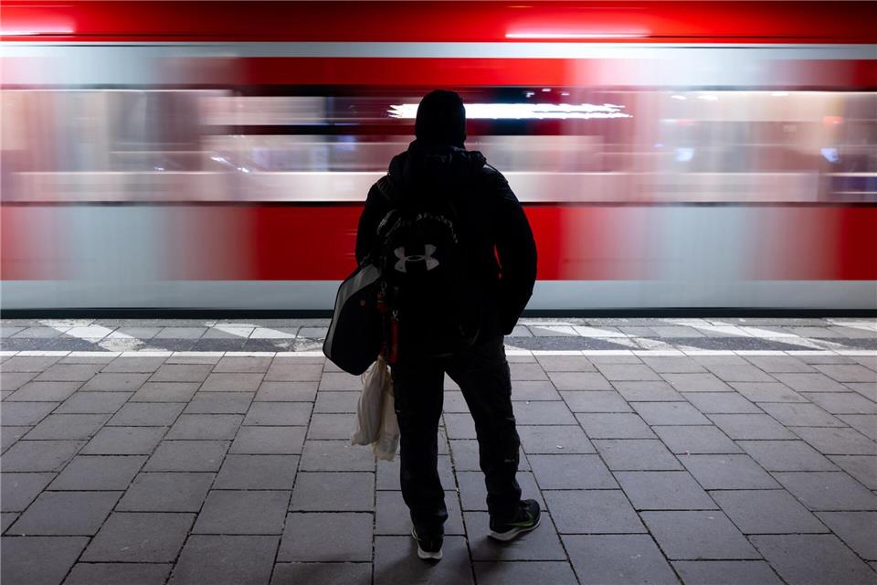 Von Freitagabend bis Montagfrüh müssen Fahrgäste im Münchner Westen mit Einschränkungen leben. (Symbolbild)Sven Hoppe/dpa