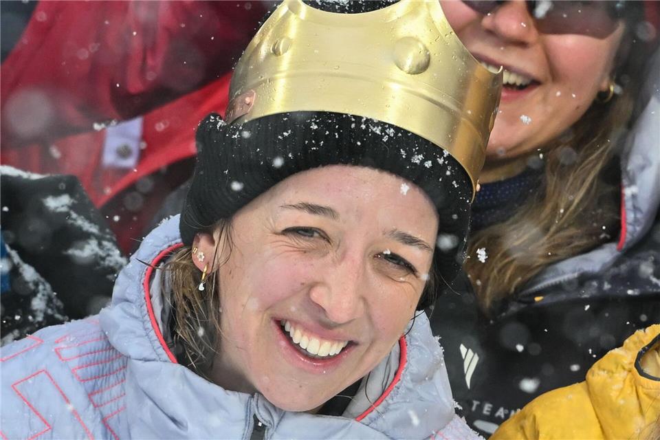 Von Freunden und Familie gab es eine Krone für Preuß.Hendrik Schmidt/dpa