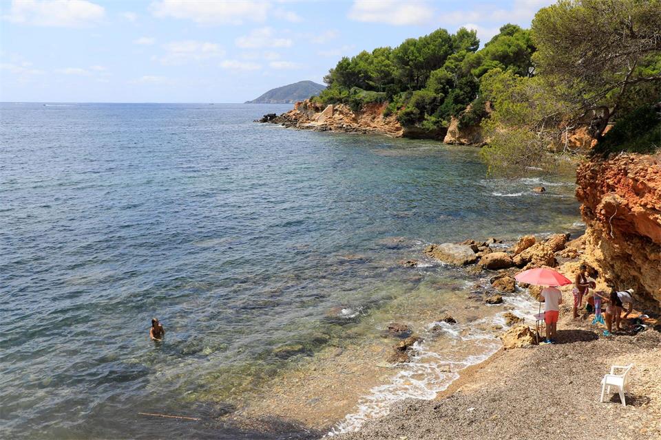 Von Juni bis September sind viele Buchten und Strände auf Ibiza hoffnungslos überfüllt, danach wird es deutlich entspannter - wie etwa hier an der Punta Blanca.Clara Margais/dpa