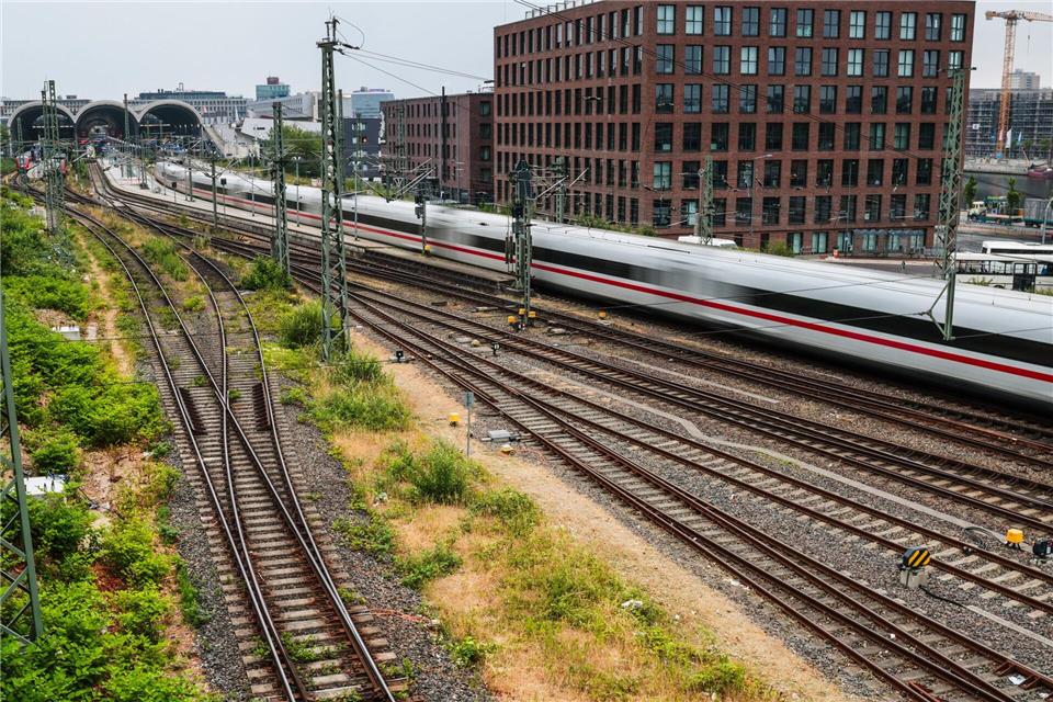 Von Kiel aus soll im nächsten Jahr sechsmal täglich ICE-Züge nach Stuttgart und zweimal täglich nach Berlin fahren. (Archivbild)Frank Molter/dpa