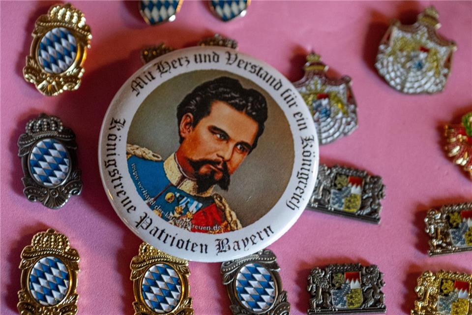 Von König Ludwig II. gibt es Anstecker, Bierkrüge und  T-Shirts. (Archivbild) Stefan Puchner/dpa
