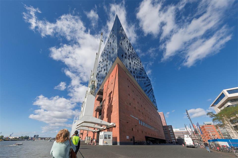 Von Montag an kostet ein Besuch der Elbphilharmonie-Plaza fünf Euro pro Person. Markus Scholz/dpa