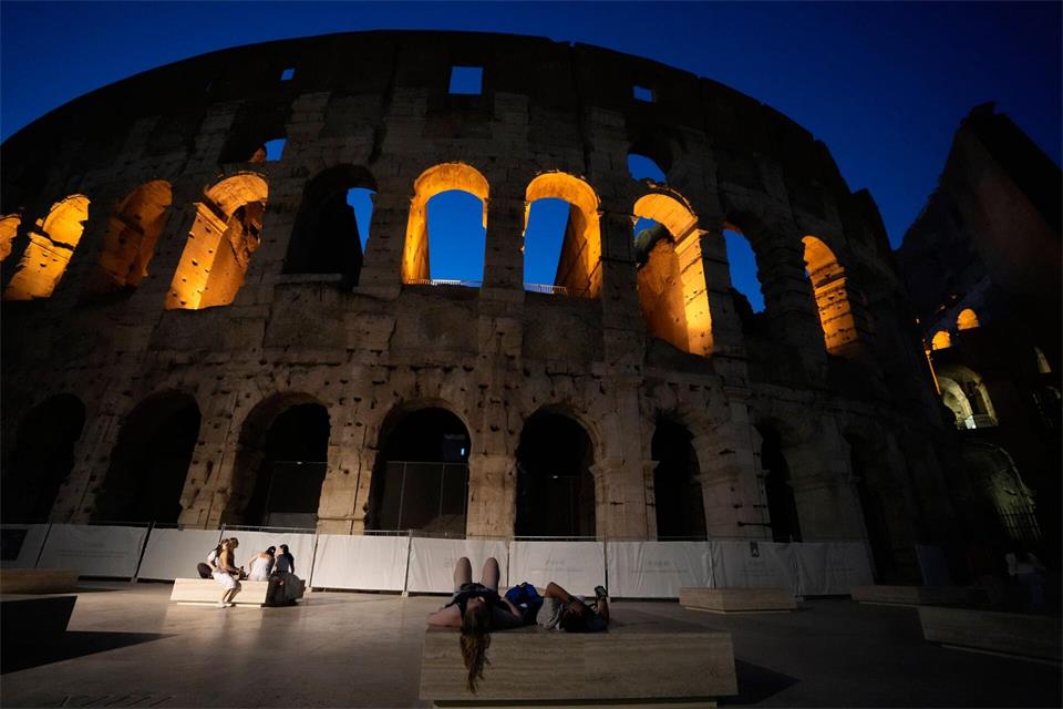 Von München aus geht es ab Sommer direkt mit dem italienischen Hochgeschwindigkeitszug Frecciarossa nach Rom. Ein Highlight der italienischen Hauptstadt: das Kolosseum. (Archivbild)Gregorio Borgia/AP/dpa