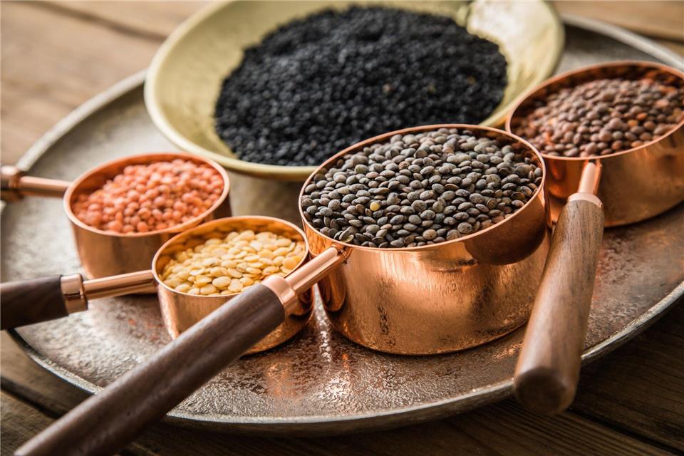 Von Rot über Gelb und Braun bis Schwarz - die Auswahl an unterschiedlichen Linsensorten ist groß. picture alliance / dpa-tmn