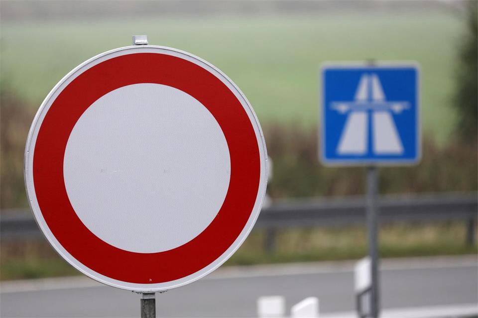Von Samstagabend bis zum Sonntagnachmittag war die A93 in beiden Richtungen am Regensburger Kreuz gesperrt. (Symbolbild)Bernd Wüstneck/dpa-Zentralbild/dpa