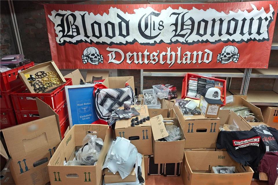 Von Schlagringen bis zu Fahnen reicht das sichergestellte Material.--/Polizei Göttingen/dpa