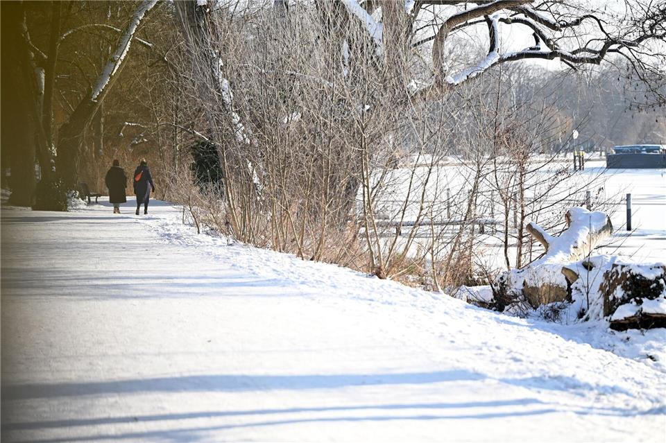 Von Schnee bedeckt sind derzeit viele Gehwege in Berlin.Lilli Förter/dpa