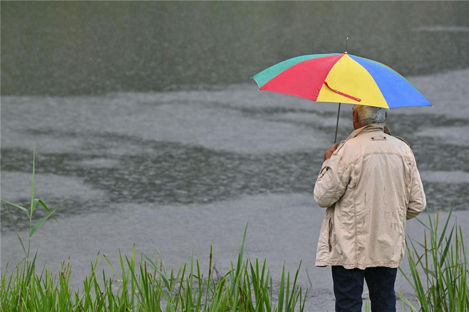 Von Starkregen spricht man, wenn in kurzer Zeit viel Regen fällt. (Symbolbild)Patrick Pleul/dpa