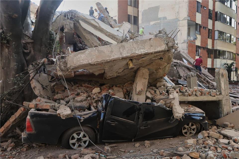 Von Trümmern plattgedrückte Autos, eingestürzte Kirchtürme, kollabierte Häuser - diese Bilder prägen nach dem schweren Erdbeben einige der stark getroffenen Städte im Westen Kolumbiens.Juan Diaz/AP/dpa