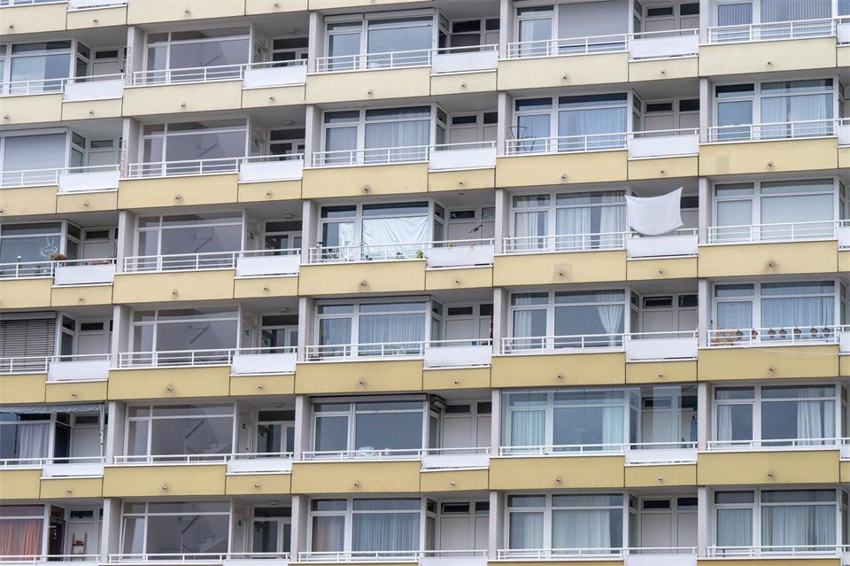 Von Vermieterseite ist oft zu hören, ein Grund für die teils hohen Mieten seien zu kleinteilige Vorschriften, gestiegene Handwerker- und Neubaukosten. (Symbolbild)Peter Kneffel/dpa