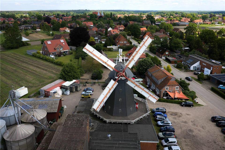 Von Weitem ist sie zu sehen, die Windmühle der Familie Meyer in Bardowick.Sina Schuldt/dpa