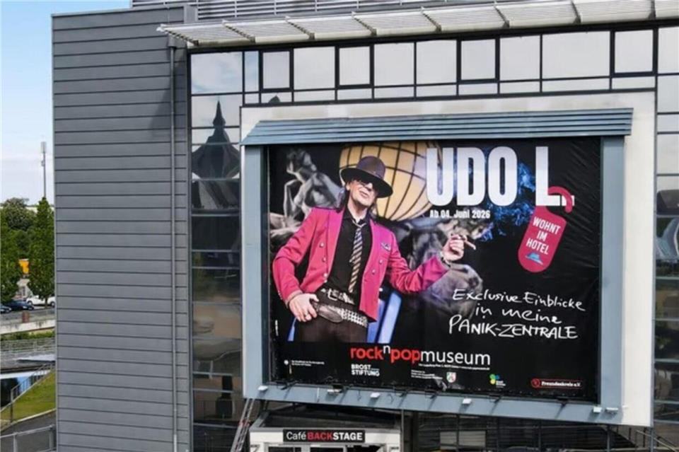 Von Weitem sichtbar ist die Ankündigung der aktuellen Sonderausstellung im Rock‘n‘Popmuseum Gronau.