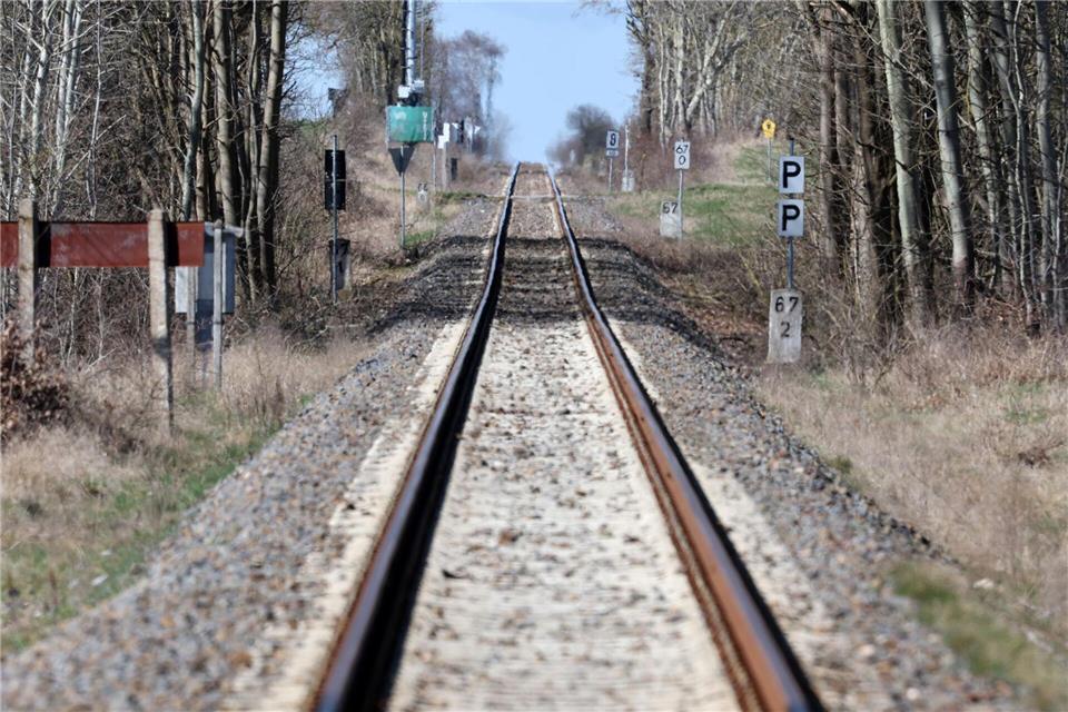 Von West nach Ost oder umgekehrt mit dem Zug durch die Landschaft der Mecklenburgischen Seenplatte - das macht der Saisonverkehr der Südbahn möglich.Bernd Wüstneck/dpa