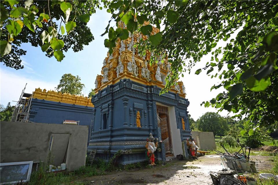Von außen ist der Hindutempel schon fast fertig. (Archivbild)Malin Wunderlich/dpa