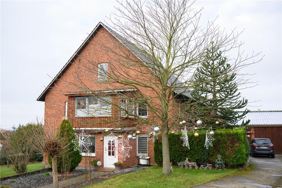 Von außen sieht das Haus der Familie unscheinbar aus. Man erwartet kaum, dass hier 621 Weihnachtsbäume im Haus stehen.Julian Stratenschulte/dpa