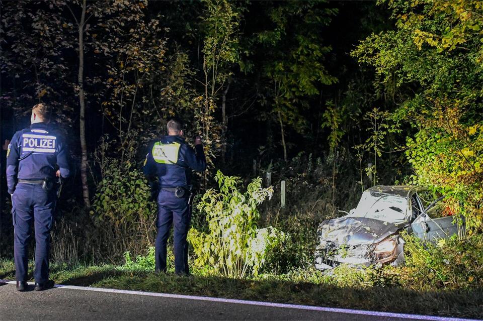 Von dem Fahrer des Autos gab es am Unfallort zunächst keine Spur.Jason Tschepljakow/dpa