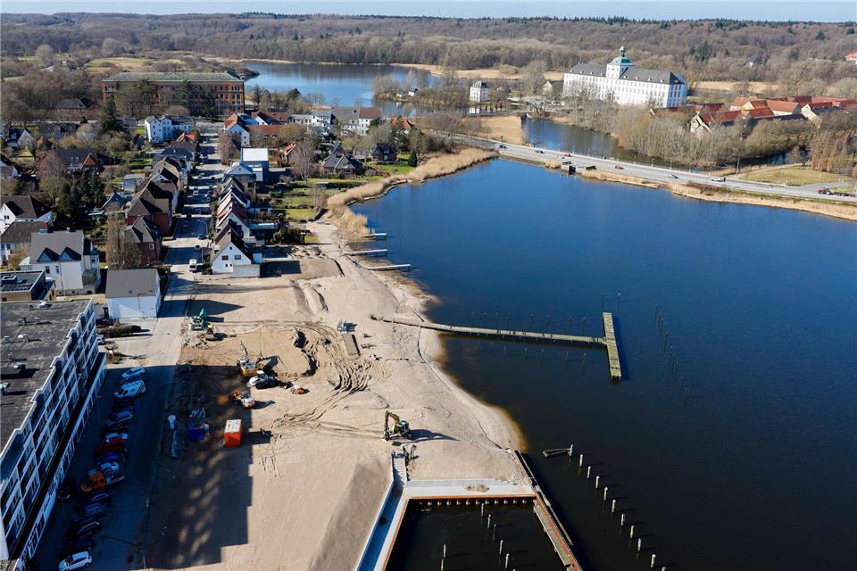 Von dem Grundstück eines ehemaligen Gaswerks und einer Teer- und Dachpappenfabrik am Wikingeck gelangten jahrzehntelang giftige Stoffe durch den kontaminierten Boden in die Schlei.Frank Molter/dpa