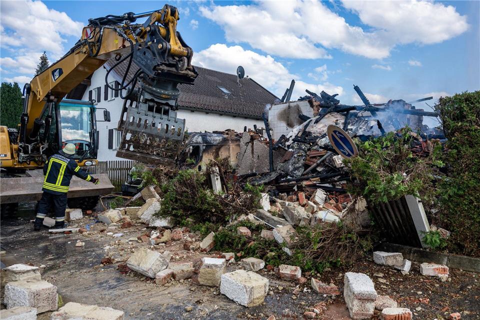 Von dem Haus sind nur noch Trümmer übrig. Armin Weigel/dpa