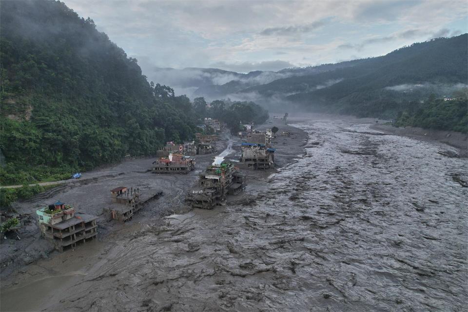 Von dem Ort Trishuli Bazaar, wo ein Schuldirektor rund 900 Schülerinnen und Schüler durch eine rechtzeitige Warnung vor der Flutwelle rettete, sind nur noch Ruinen übrig.Rajesh Kumar Singh/AP/dpa