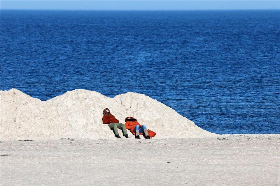 Von den Arbeiten profitieren auch Sonnenbader.Bernd Wüstneck/dpa