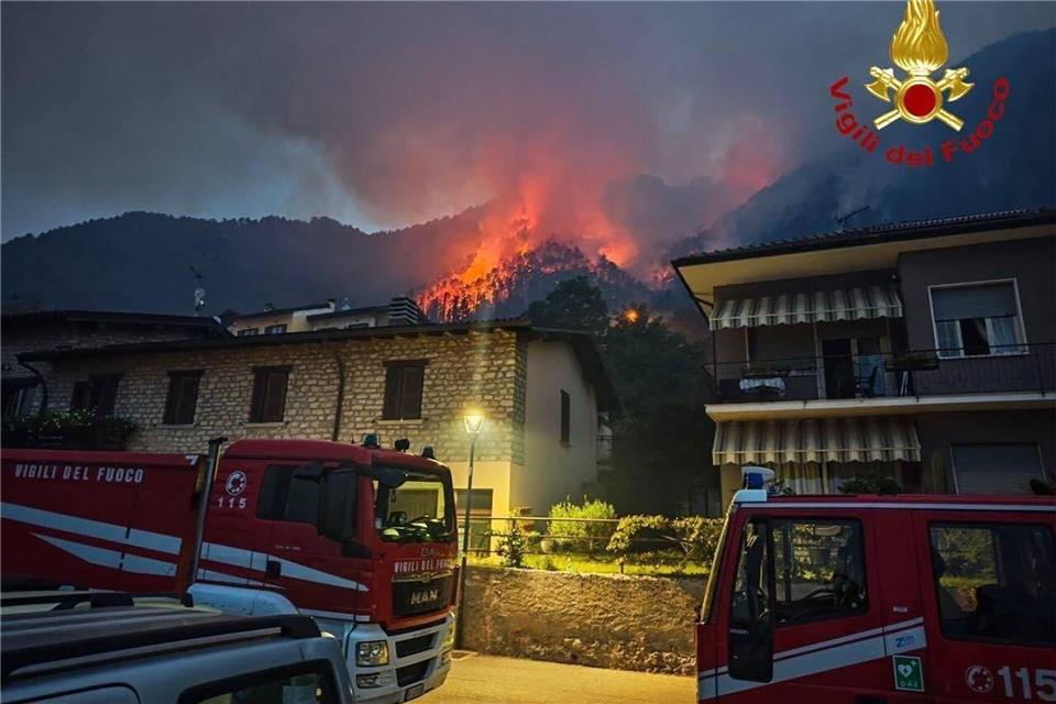Von den Feuern sind auch Touristen betroffen.--/Vigili del Fuoco/dpa