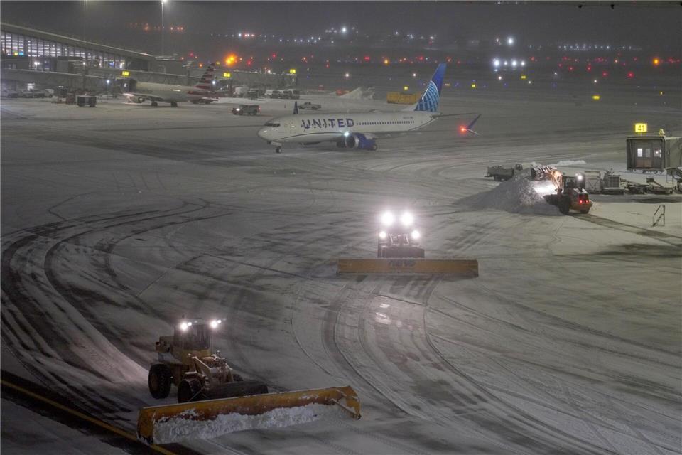 Von den Flugstreichungen am Freitag waren Flightaware zufolge besonders die drei Flughäfen des Großraums New York betroffen.Zhang Fengguo/XinHua/dpa