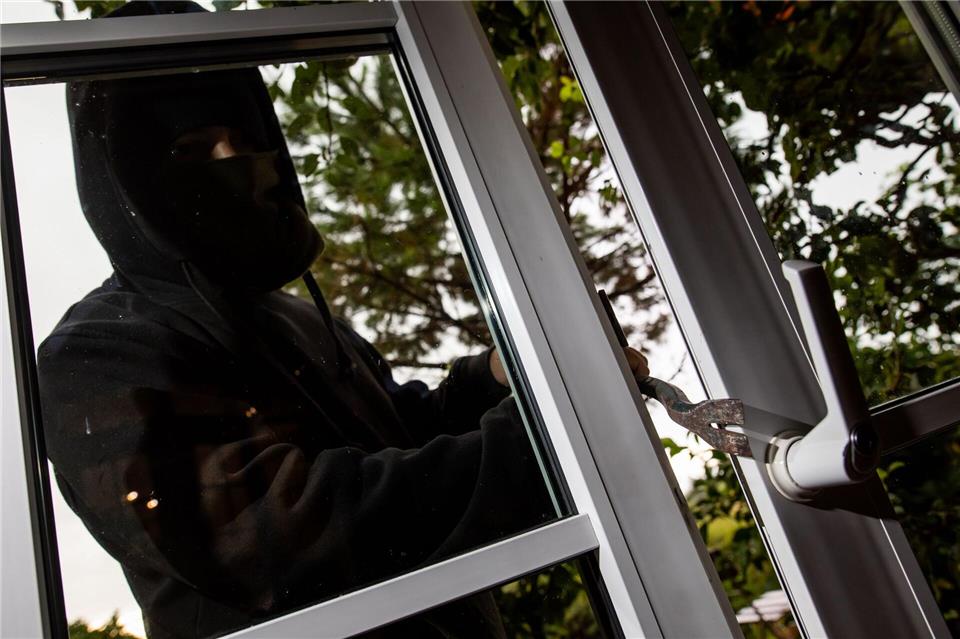 Einbrecher sperren Ehepaar ein - Täter noch flüchtig Von den Tätern gibt es nach einem Überfall auf ein Ehepaar in Stuttgart noch keine Spur. (Symbolbild)Philipp von Ditfurth/dpa