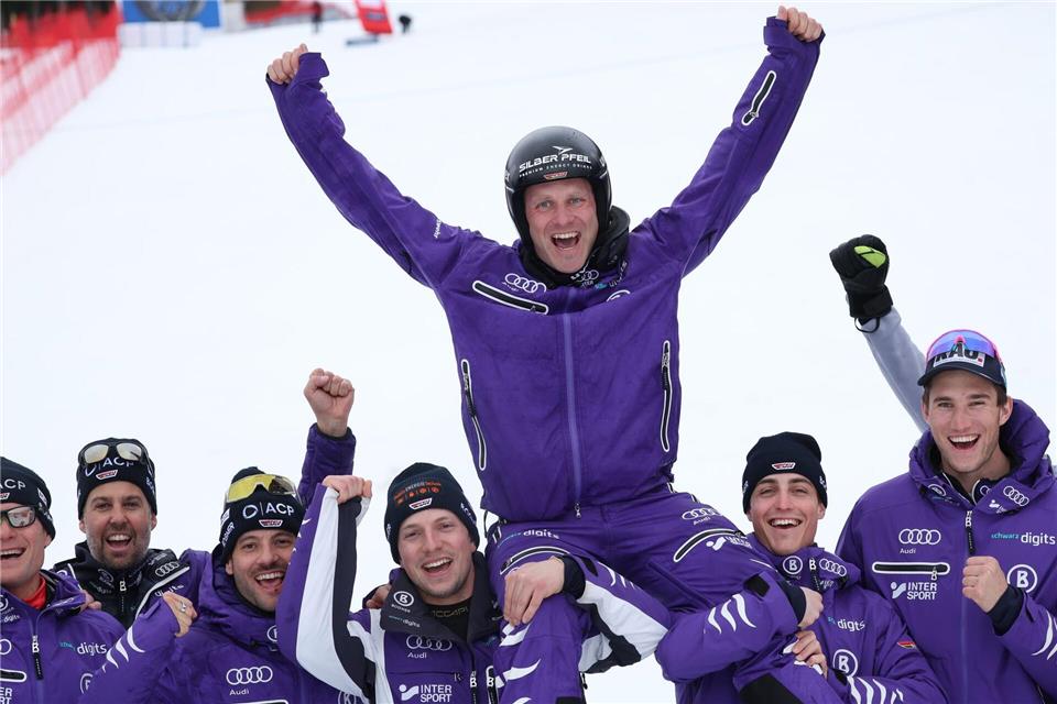 Von den Teamkollegen wird Romed Baumann noch einmal auf Schultern gehoben.Karl-Josef Hildenbrand/dpa